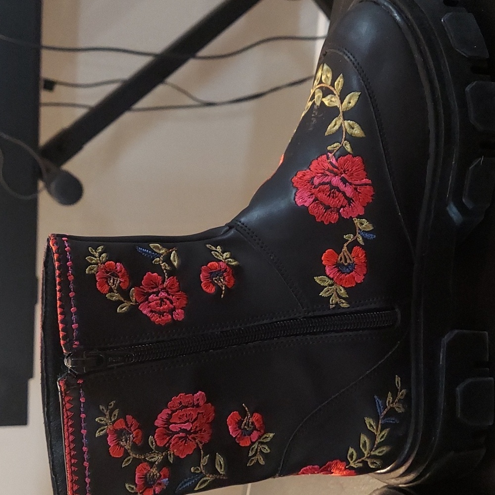 Farm Rio Rose Embroidered lug sole boots black and pink floral size 7.5 - Picture 5 of 14